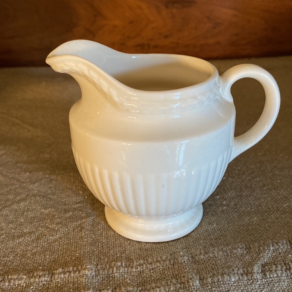 Wedgwood Edme Cream and Sugar Set - Picture 2 of 7